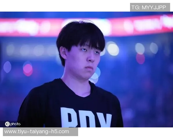 杨瀚森每次触球引观众欢呼应该将比赛用球归他所有